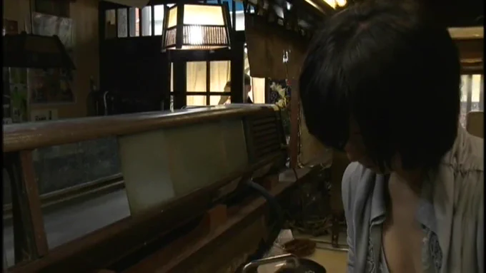 準備中の居酒屋に一人の来客が。 彼は店の戸を締めると鍵を掛けた。 下準備の手を止め顔を男に向ける。 知り合いのようだ…。それも間男。 旦那が二階に居ると伝えるが…男の手は止まらない。 女の胸を揉みしだき、舐めまわすように互いの舌を絡ませ情事に耽っていく…。