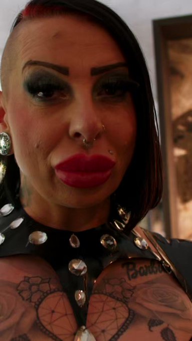 Da hat mir der s&uuml;&szlig;e @DinoSadino mal eben sein Spielzeug angelegt.  Was der #germanfetishball noch so<a class="tags" target="_blank" title="On Twitter" href="/?out=eyJ0eXAiOiJKV1QiLCJhbGciOiJIUzUxMiJ9.eyJpYXQiOjE3MjA5NTI1ODUsImlzcyI6InR3cG9ybnN0YXJzLmNvbSIsIm5iZiI6MTcyMDk1MjU4NSwiZXhwIjoxNzUyNDg4NTg1LCJyZWRpcmVjdF91cmwiOiJodHRwczovL3R3aXR0ZXIuY29tL0Rpbm9TYWRpbm8ifQ.IJppekUPAwDnh-cOKd20Xxdcb2ugtoGjcu-c9GegCvXAOzmOoBLmeWvn8Zw1vVkpswBLFzyHJp2a5qEU31IQGg">@DinoSadino</a><a href="/tag/latex"class="tags"><span>#latex</span></a><a href="/tag/sextoys"class="tags"><span>#sextoys</span></a><a href="/tag/germanfetishball"class="tags"><span>#germanfetishball</span></a><a href="/tag/fetisch"class="tags"><span>#fetisch</span></a>