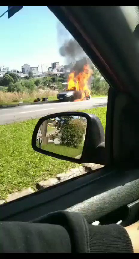 VÍDEO: Carro pega fogo no centro de Caxias do Sul