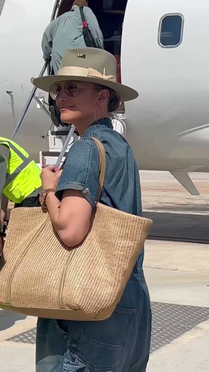Bennifer Updates on X: Jennifer Lopez taking a private plane in