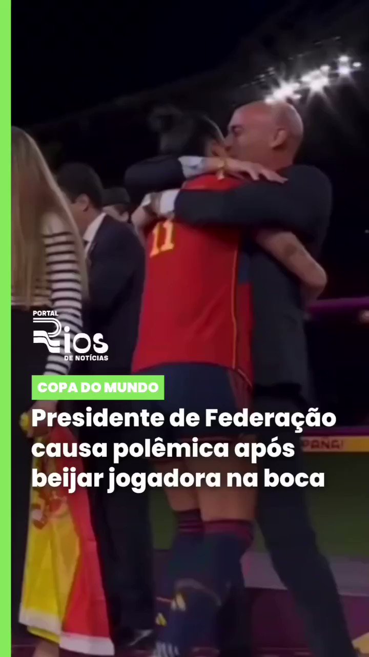 VÍDEO: presidente da Federação espanhola beija jogadora na boca