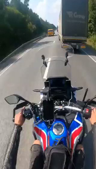 [問卦] 國外重機猴超車 左腳掌沒了（有片