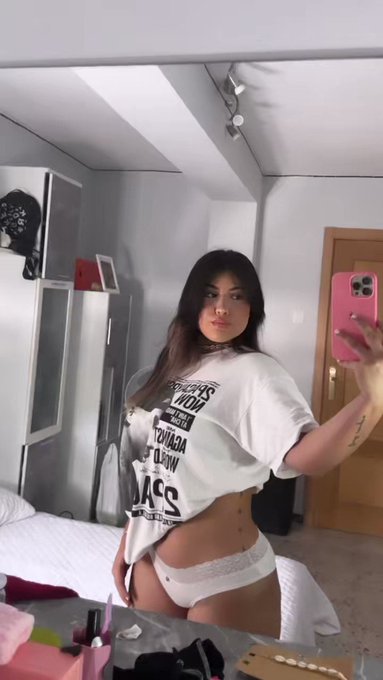 La m&uacute;sica del Eladio es todo lo que est&aacute; bien 🖤🎧 https://t.co/Vxgix0dXSE