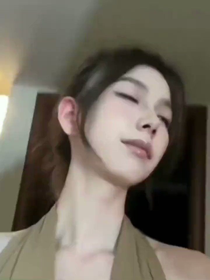 「短视频」 #翻白眼 #反差女 #女网红 “你在狗叫什么?”反差女的前后表现...