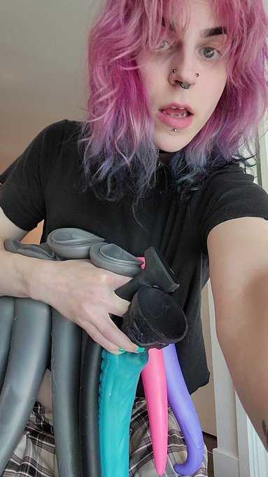 normal girl with normal interests https://t.co/BEtIDz7CI6