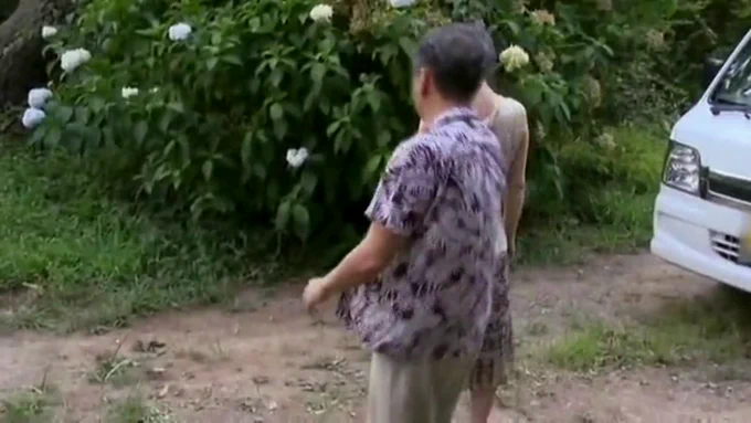 身体が悪く寝たきりの夫のため、介護と内職に明け暮れる日々。 私たち夫婦を心配し顔を出す義兄。 ある日、義兄が、ふと私の耳元で囁いた。 「夜はどうしてるのか？」 思わず買い物に行くと称して表にでた私。 明らかに動揺していた私。 それを見透かしたように義兄は…。