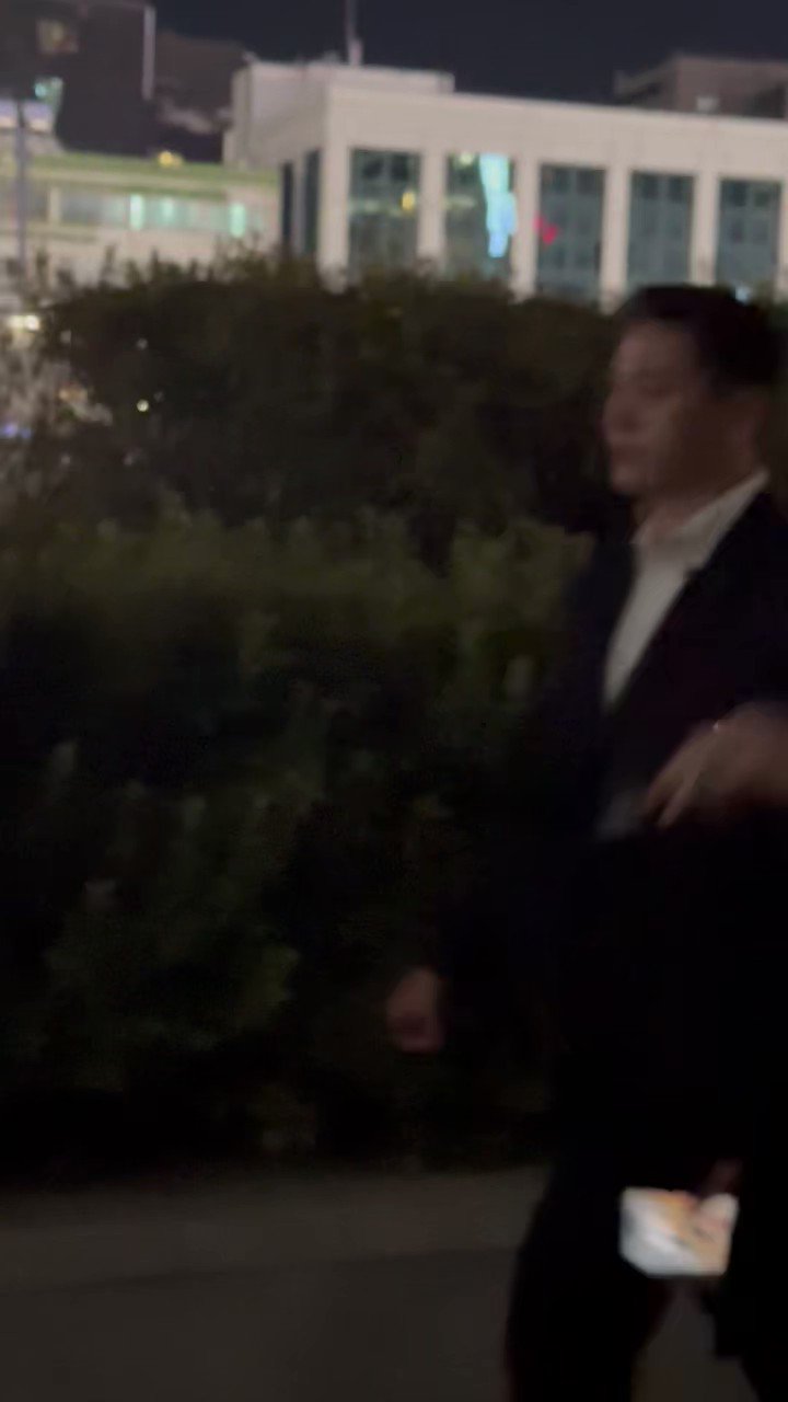 [閒聊] 把粉絲拿的白紙當作是禮物拿走的GD