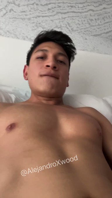 Watch me cover my chest in cum ??/ mírame cubrir el pecho de leche ??. Like and rt if you wanna swallow