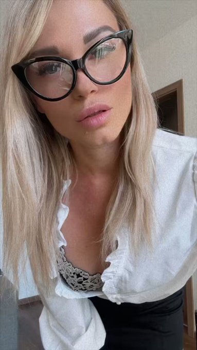 E con settembre, torna la prof 👩&zwj;🏫  Non vi spoilero ancora nulla, ma questa volta sono stata veramente<a href="/tag/blonde"class="tags"><span>#blonde</span></a><a href="/tag/teacher"class="tags"><span>#teacher</span></a><a href="/tag/prof"class="tags"><span>#prof</span></a>