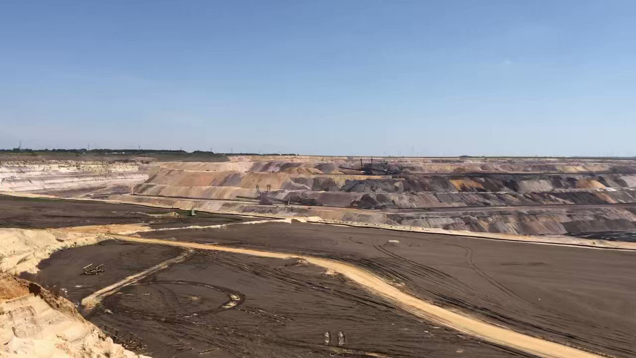 Betonteil auf Gleisen: Zwei Blöcke im Kraftwerk Jänschwalde nach Havarie  abgeschaltet