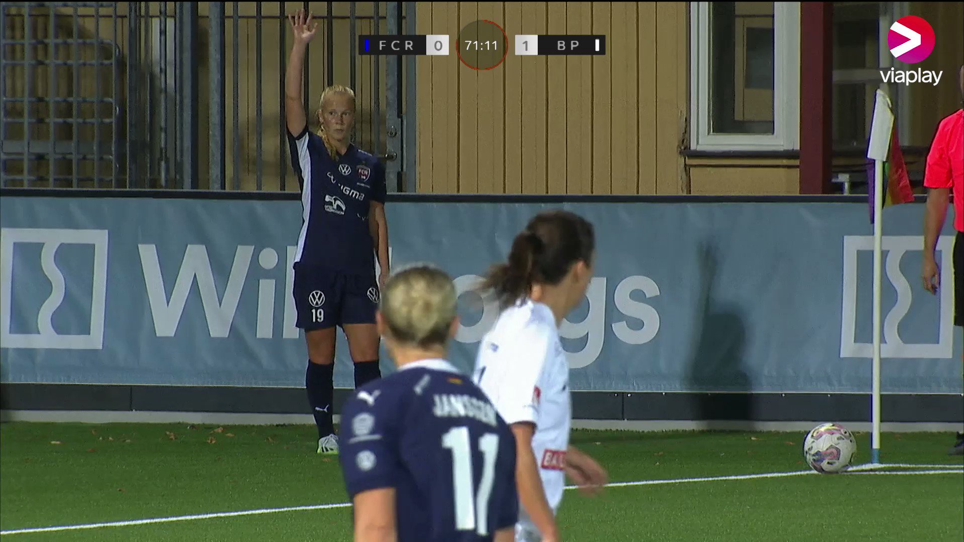 Rosengård kvitterar till 1-1 på hörna genom Gudrun Arnardottir som dyker upp på bortre stolpen!