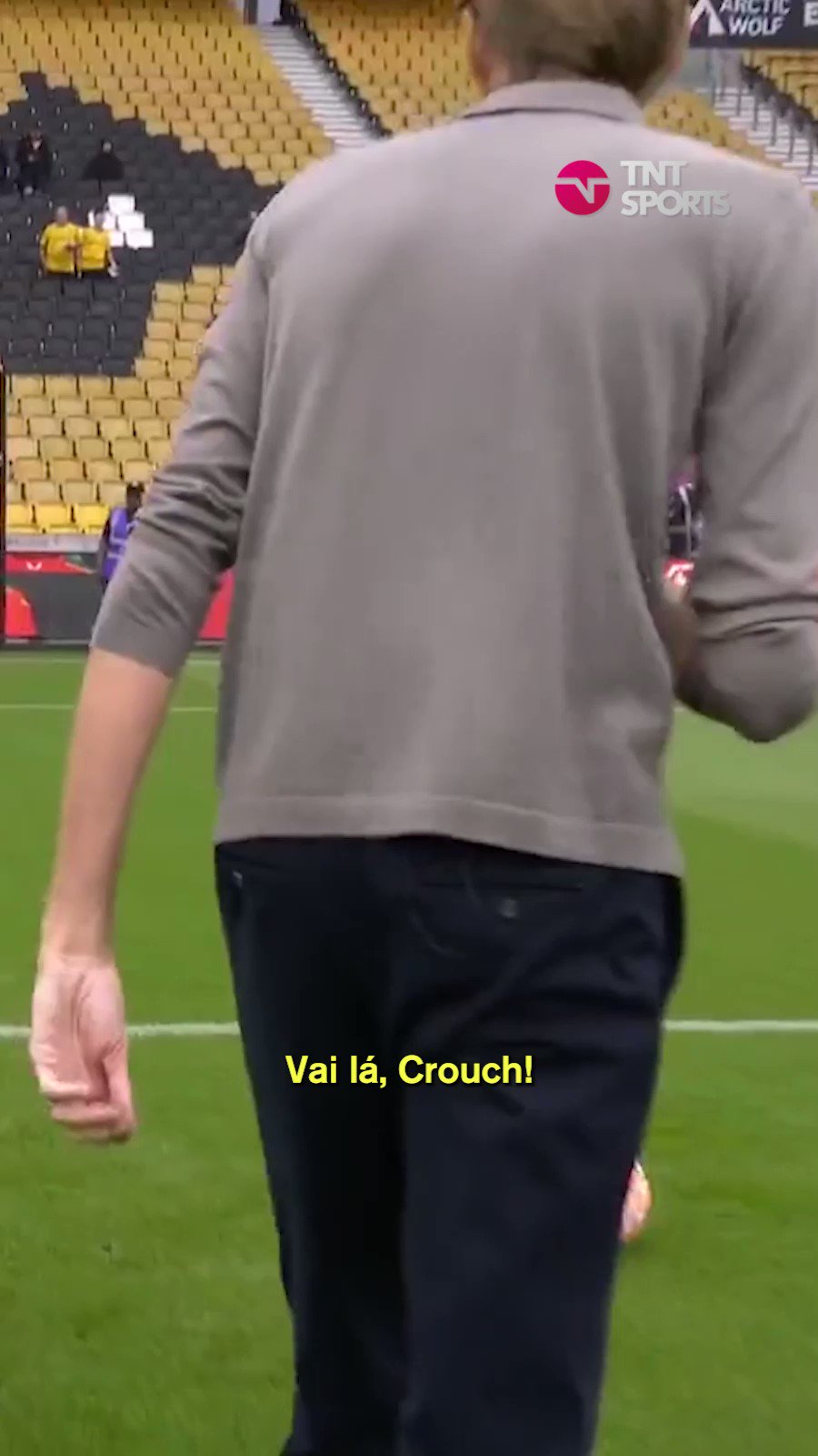 KKKKKKKKKKKKKKK O PETER CROUCH SE ESTATELOU NO CHÃO, FILHO