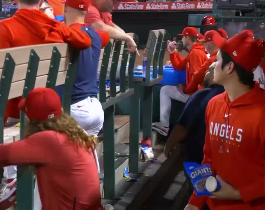 [分享] 大谷拿瓜子丟隊友