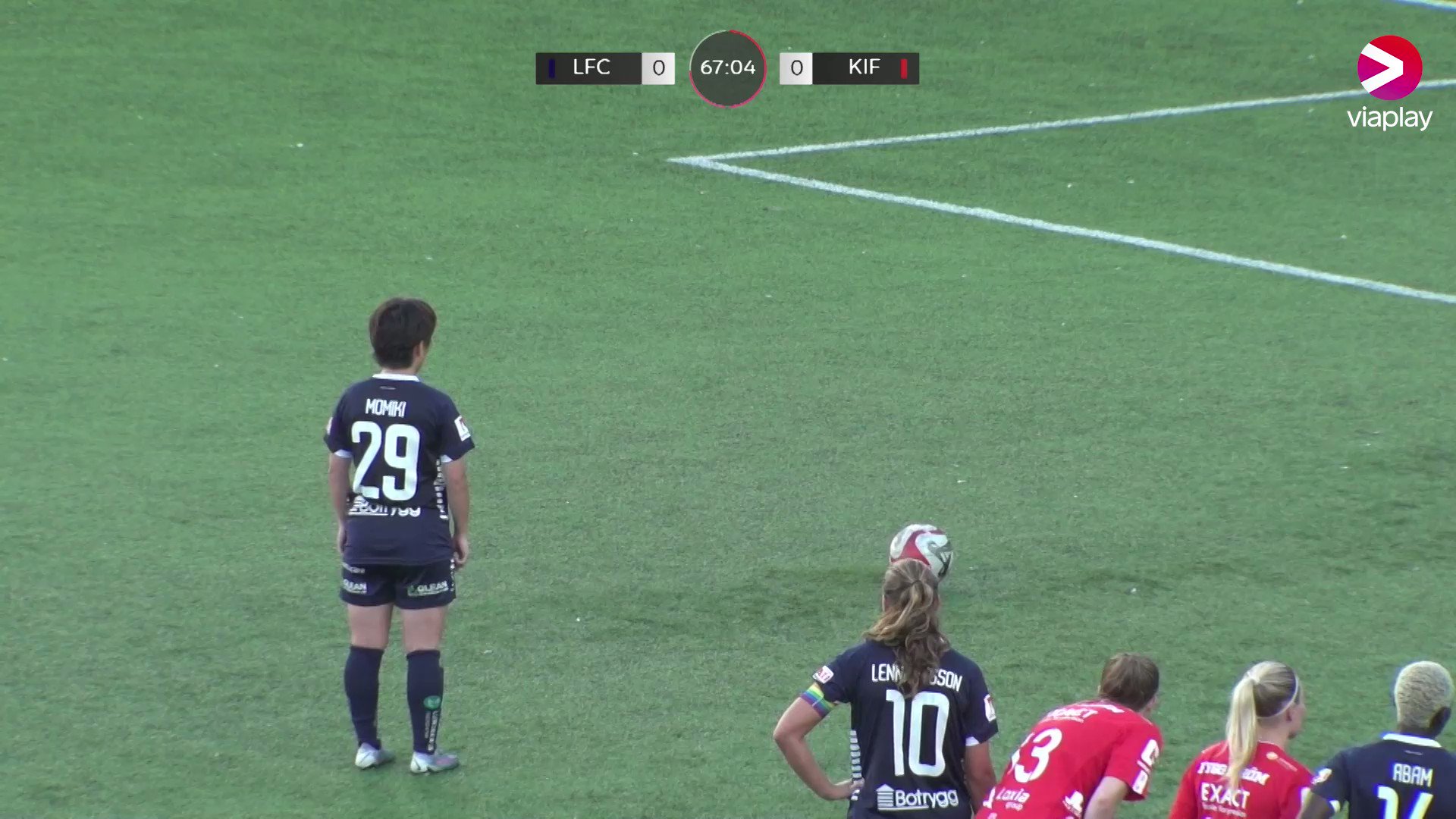 Yuka Momiki sätter den i krysset på straff och gör 1-0 för @LinkopingFC mot @KIFOrebro