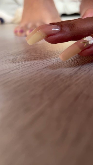 Need all my nails done pronto 😭 https://t.co/SWySfRN0QI