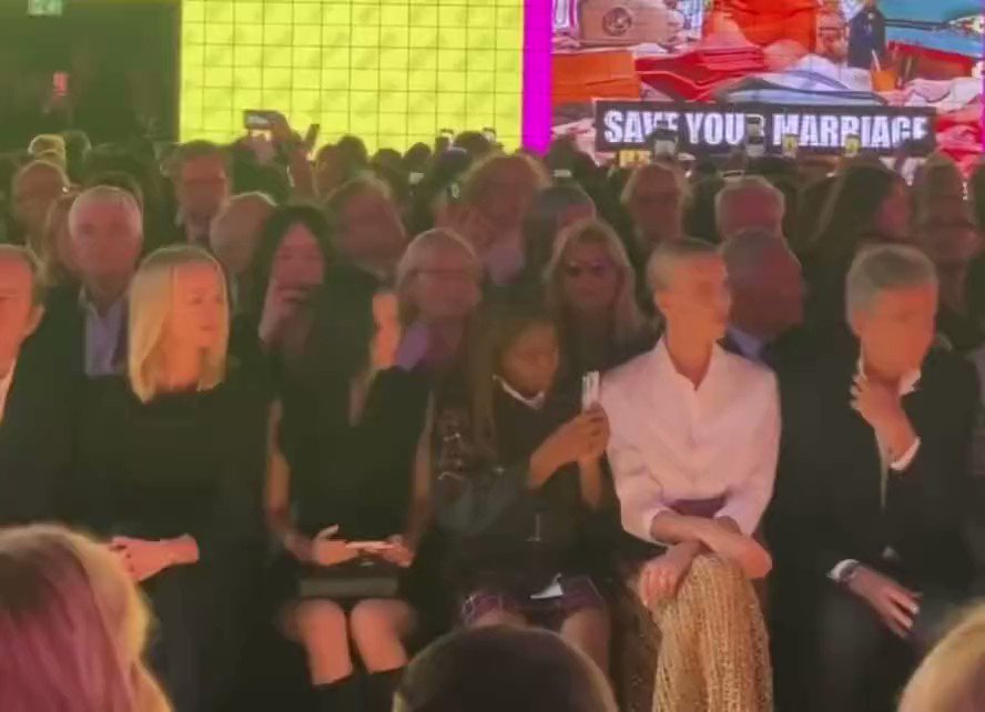 JISOO seated next to Delphine Arnault (new Dior CEO), Frédéric