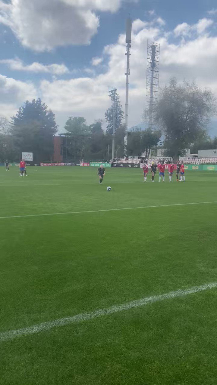 Betsy Hassett scores in her 150th game to make it 1-1 against Chile! 🇨🇱🇳🇿
