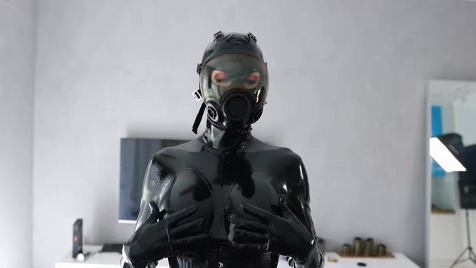 Are you addicted to latex as much as I am?  *sound on* 🔉 https://t.co/a8XDZ1vDGU