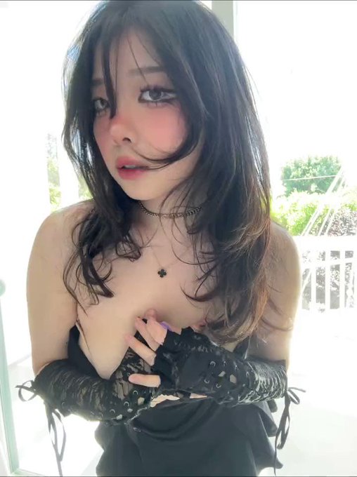 netflix and chill with me? https://t.co/S1bVJiy9In