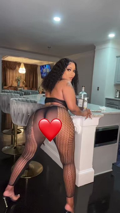 I&rsquo;m live right now on my only fans so click the link in my bio and subscribe 💚😘💰 https://t.co/yOVdTQ