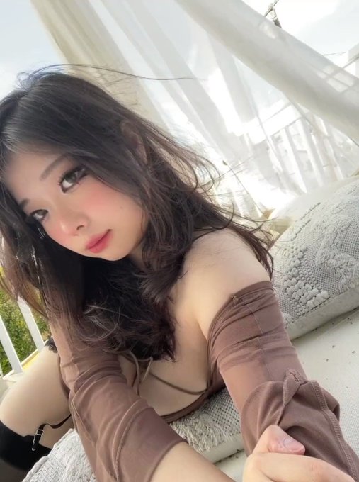 netflix and chill with me? https://t.co/Y6wYCTIQ8Q