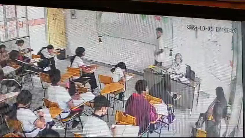 [問卦] 墨西哥學生上課中刺殺老師（影