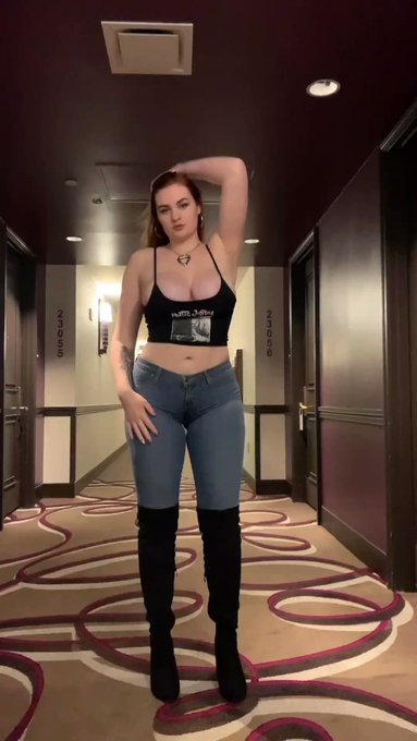 Should I start dressing like this again?
 #TBT to 2019/2020? https://t.co/YTHqD1YNTs