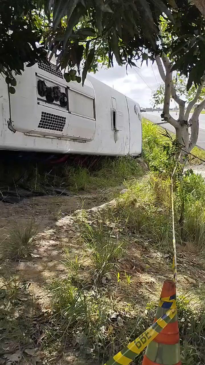 Ônibus com Romeiros tomba na BR 230 na Paraíba; motorista morreu