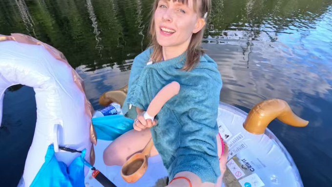 Alla ilmat&auml;ytteinen pegasos, melana puukauha, k&auml;dess&auml; kamera ja tavoitteena dildottaa tiputtamatta mit&auml;&auml;n<a href="/tag/horny"class="tags"><span>#horny</span></a><a href="/tag/sexwork"class="tags"><span>#sexwork</span></a><a href="/tag/onlyfansfinland"class="tags"><span>#onlyfansfinland</span></a><a href="/tag/fansly"class="tags"><span>#fansly</span></a><a href="/tag/onlyfanssuomi"class="tags"><span>#onlyfanssuomi</span></a>