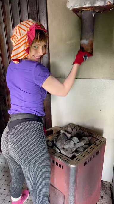 Instan puolella t&auml;ll&auml; hetkell&auml; k&auml;sitelt&auml;v&auml;n&auml; mun jonkin aikaa sitten m&ouml;kkisaunalla suorittama hormihomma<a href="/tag/horny"class="tags"><span>#horny</span></a><a href="/tag/sexwork"class="tags"><span>#sexwork</span></a><a href="/tag/onlyfansfinland"class="tags"><span>#onlyfansfinland</span></a><a href="/tag/fansly"class="tags"><span>#fansly</span></a><a href="/tag/onlyfanssuomi"class="tags"><span>#onlyfanssuomi</span></a>