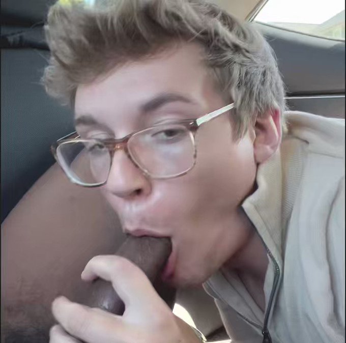 suckin an anon grindr dude in my car https://t.co/VA8Tem7l5r
