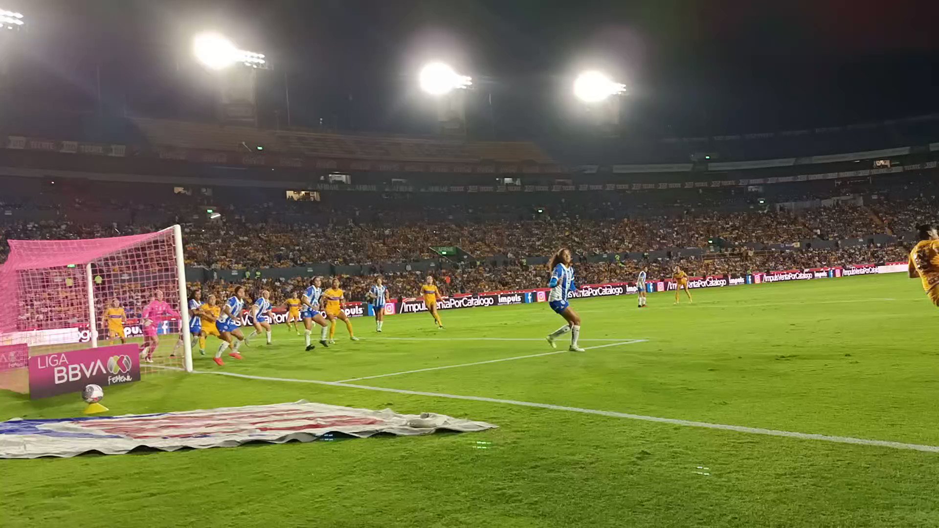 Se rompe el cero y el 🌋 Volcán lo celebra. Apareció la señal 🫰🏼, apareció 🐤Belén Cruz para abrir el marcador en el Clásico Regio.#VamosPorEllas👊🏽