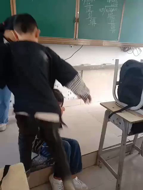 [問卦] 中國小學生在教室霸凌女同學