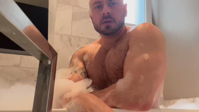 Perks of a bald head  (Side note - forgot how much I miss having a bath compared to a shower 😂) https://t<a href="/tag/toddmaverick"class="tags"><span>#toddmaverick</span></a>
