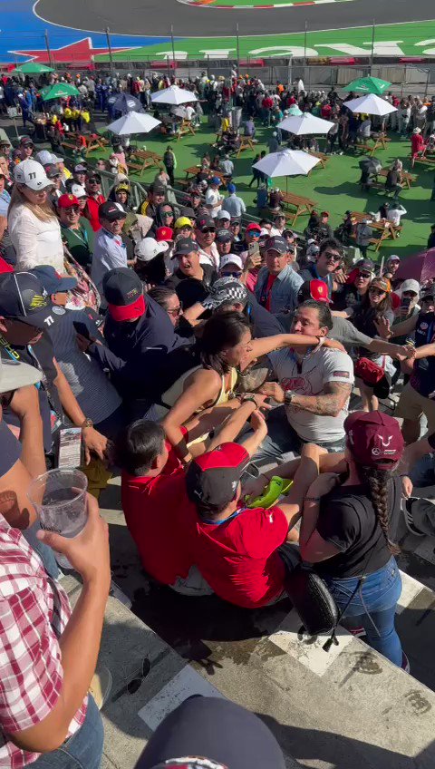 [閒聊] 瘋狂車迷在看台上攻擊法拉利車迷