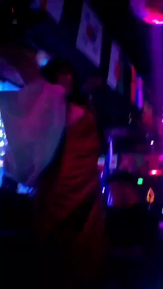 新视频来了~在酒吧露奶蹦迪！ 军训跳舞事件被退学之后就彻底放飞自我了-播放-巨量精品