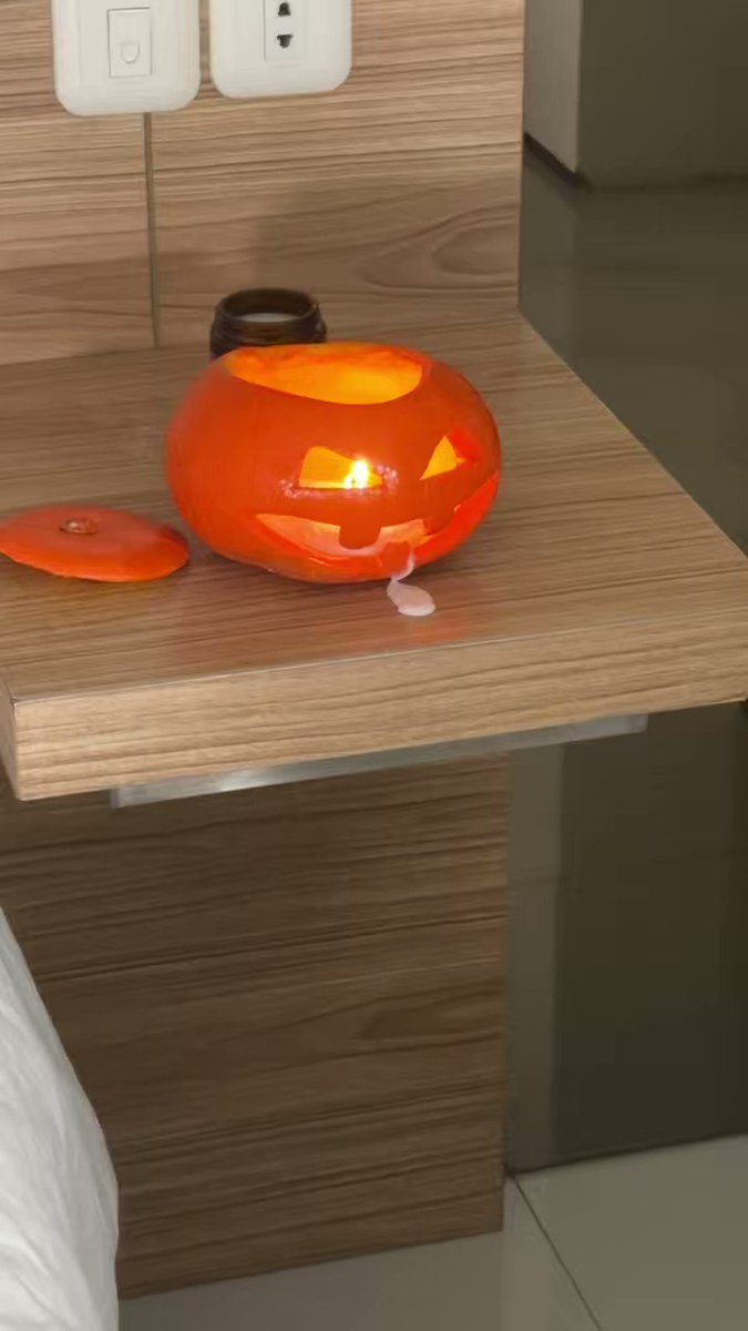 hetty satar on X: Are they cumming…? 💦🤣 #Halloween #pumpkin #camgirl  #chaturbate #creator t.coDIGaWhBBLf  X