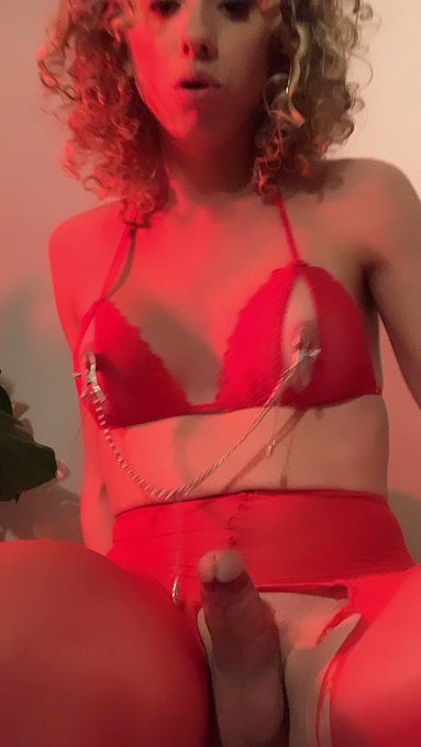 Happy Halloweeeen 🎃🎃👻👻 my OF is now free to the next fifty subs 😘 https://t.co/IgMq9u2fiL