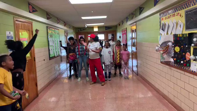 9 MONTHS PREGNANT Teacher dances to Michael Jackson&rsquo;s Thriller along with her students 🥹 #Halloween📷<a href="/tag/halloween"class="tags"><span>#halloween</span></a>