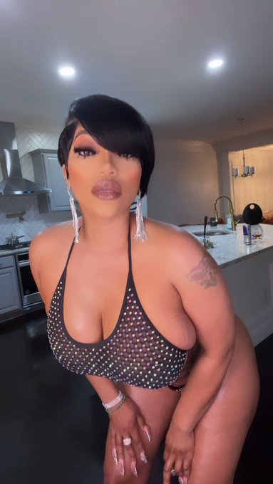 I&rsquo;ll be live on Onlyfans tonight at midnight so subscribe 🥰 My Onlyfans is free till midnight so click