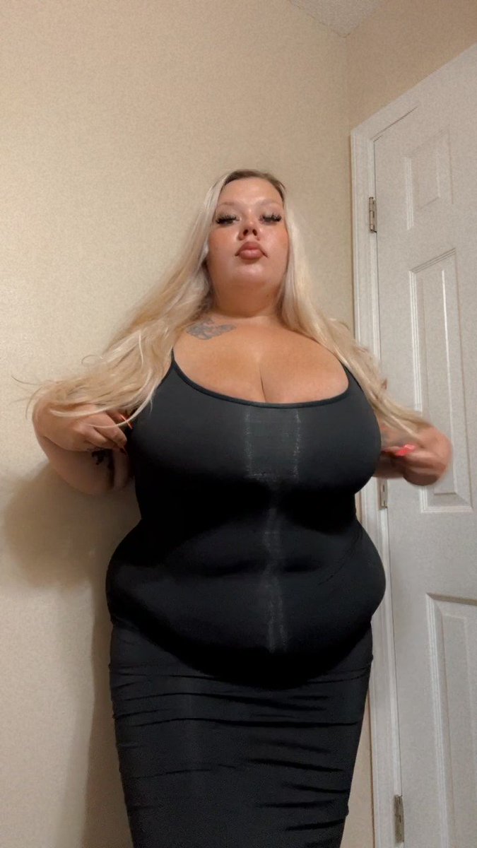 Бикинидегі плюс өлшемді әйелдердің фотосуреттері