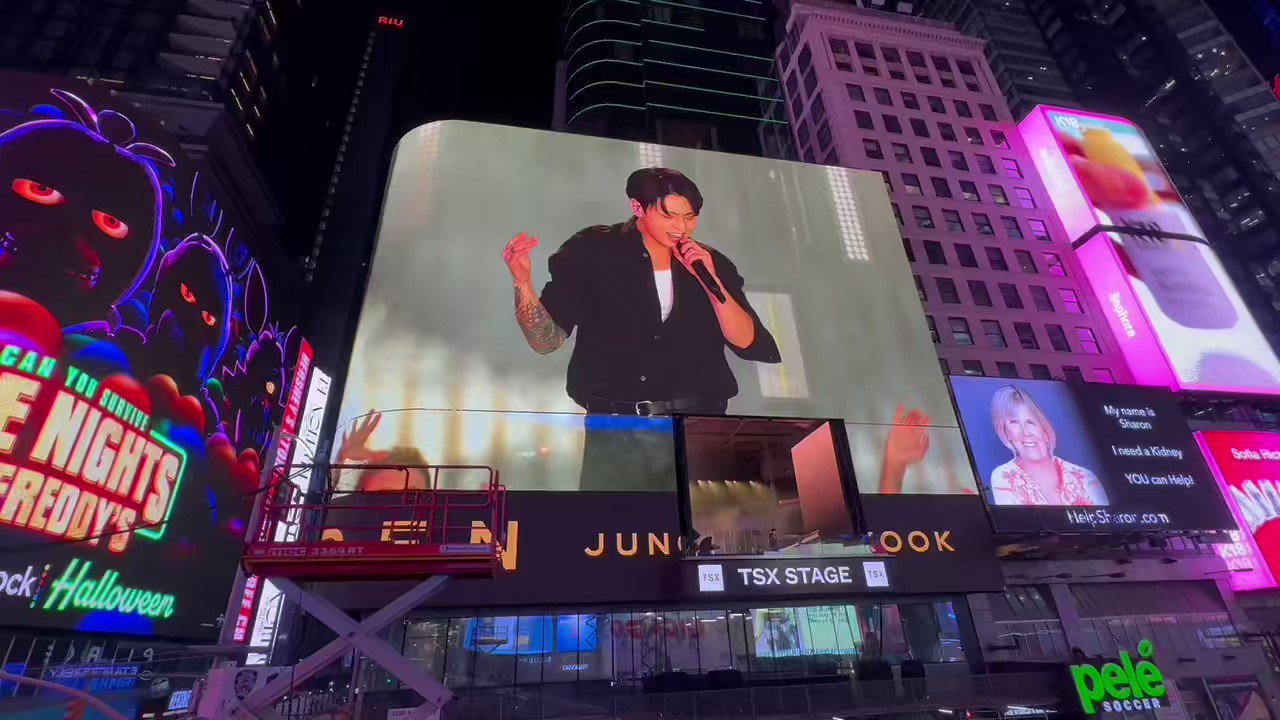 BTS  ニューヨーク　NY  ジョングク 韓流］BTSジョングク NY繁華街タイムズスクエアでゲリラ