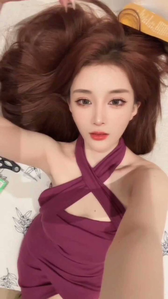 老梦视觉 聚焦 娇嫩 的 唇瓣 轻启 仿佛 即将绽放 的 花朵 等待 被 探索