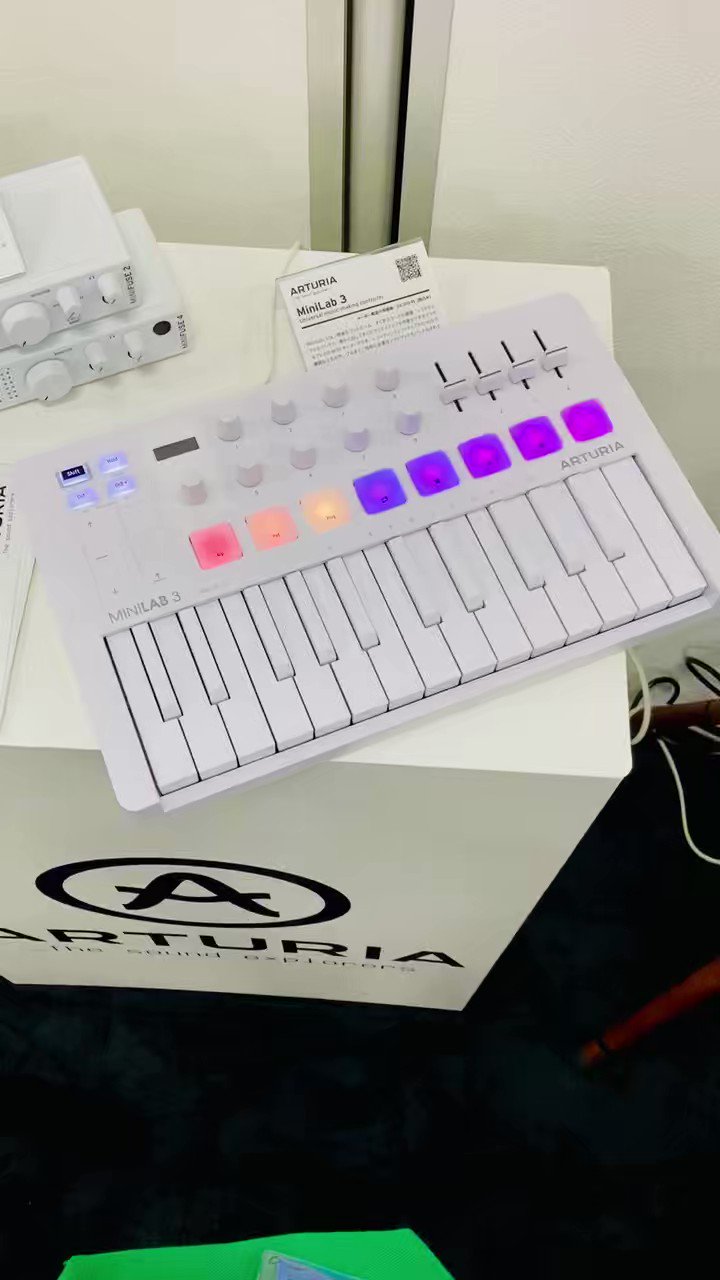 【美品】Arturia MiniLab 3 Alpine White Arturia MiniLab 3 Alpine White - Yaya Station
