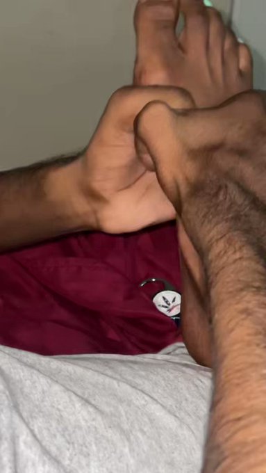 Rubbing her feet while she sleep >>>> https://t.co/3EdDtRPVvd