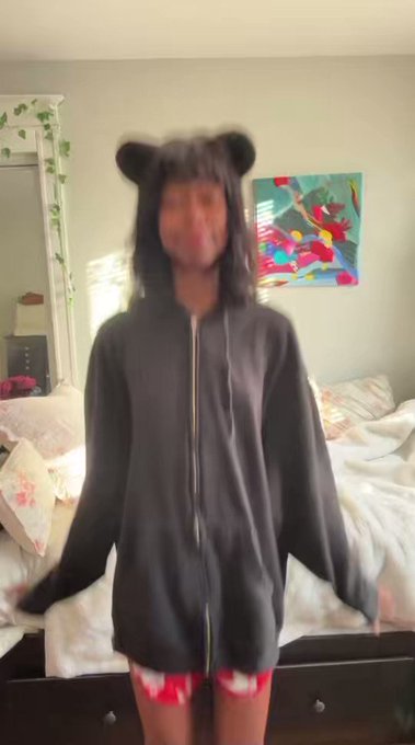 being silly at 3pm ?? https://t.co/TwXfWzNWBD