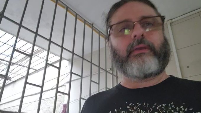 Mia is washing her hair. https://t.co/dyeLMLls98