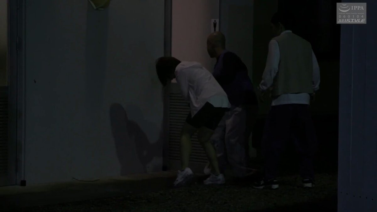 深夜。 男達が舌なめずりして獲物を狙っている。 今日も女が一人ランニングの最中。 なかなかの上玉とみた男達が襲い掛かる…。 トイレに連れ込み服を剥ぎ取る…とそこに露わになる乳房。男達の欲情は更に高まっていく…。 助けを呼んでも誰も来ないトイレの中で女は白濁液にまみれ呆然としていた。