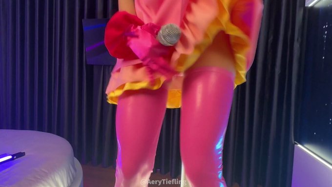 You want a private dance with Ai? ?
Look at my lipsync skills!

Wait, wrong lips!

#cosplayer18 #cosplayergirl