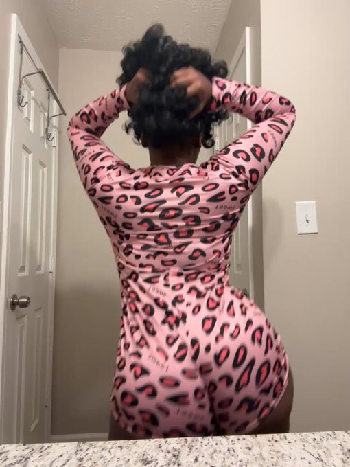 Everyone in the house: 😴💤🛌  Me: *aggressively twerking* https://t.co/Aiq1VkTESC